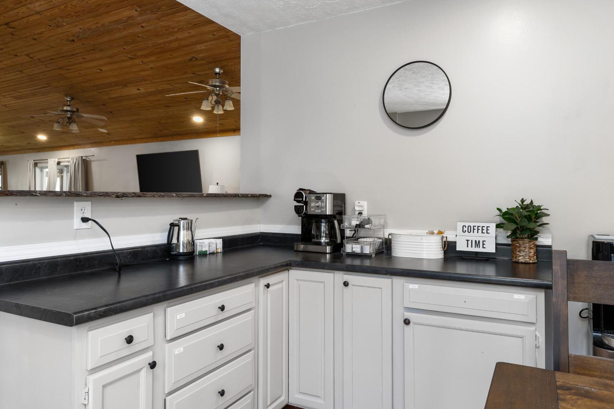 Spacious Cabin Near Hocking Hills And Caves With Hot Tub And Firepit Laurelville Екстериор снимка
